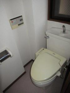 温水洗浄便座＆窓付きのトイレ